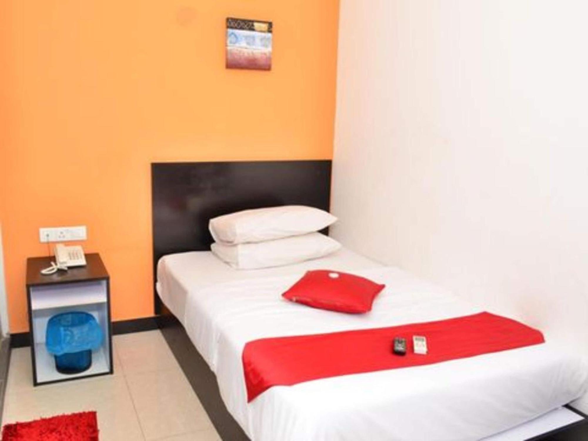 Oyo 91087 Hotel Dspark Port クラン エクステリア 写真